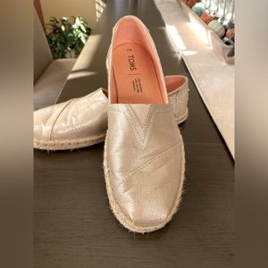Brand New Women’s gold Tom’s with espadrille bottom Size 7